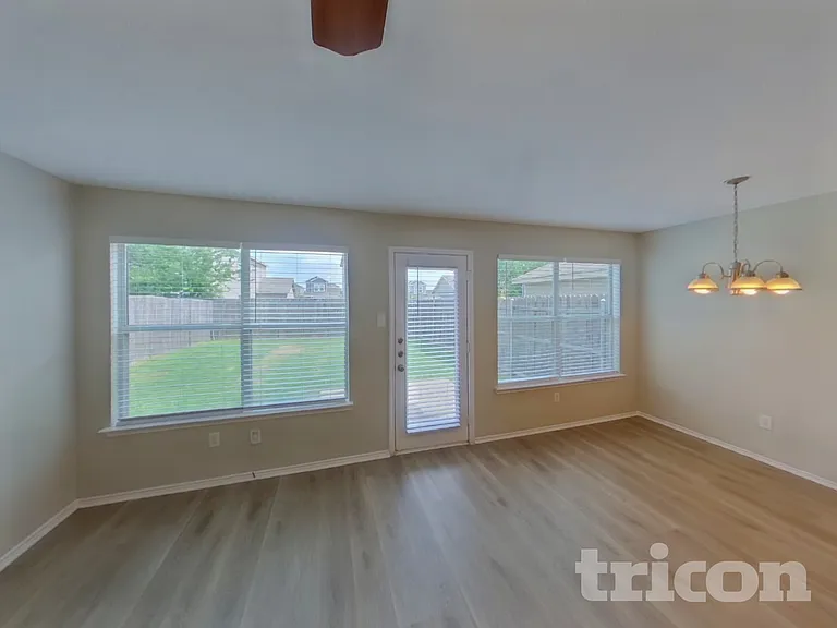 1461 Pine Ln — Photo 2