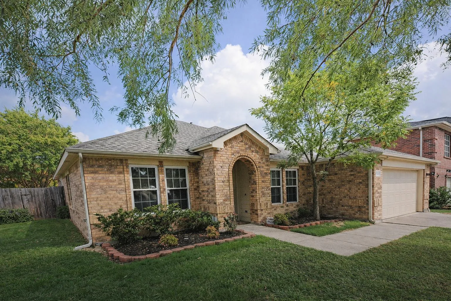 3 bed, 1.0 bath, 2011 sqft, $957 — Photo 2