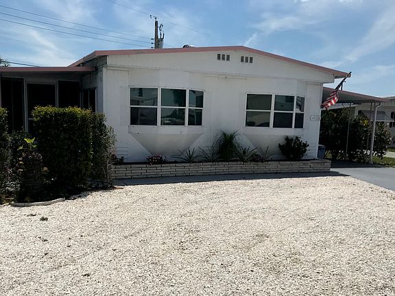 Front w/ Bay Windows & Lanai