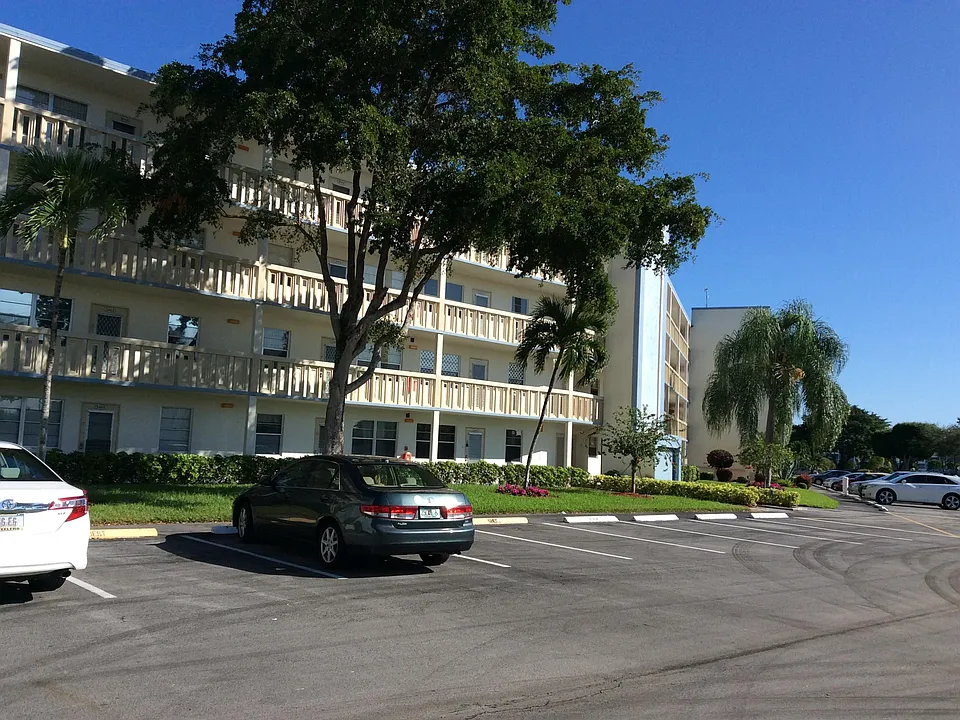 3063 Ainslie #D