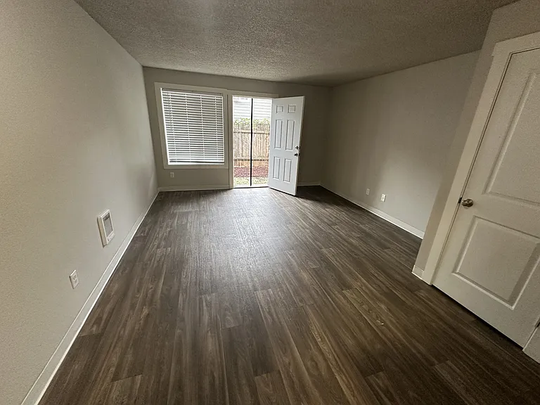 Bridgeport 9 Townhomes — Photo 32