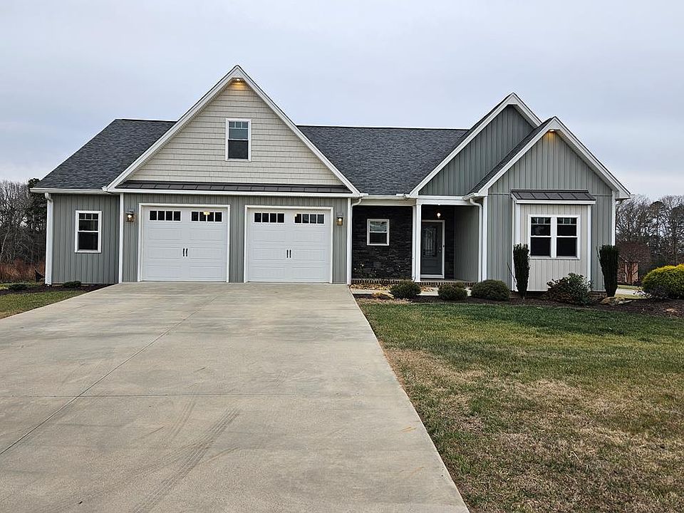 1st image of 165 Cross Creek Ln
