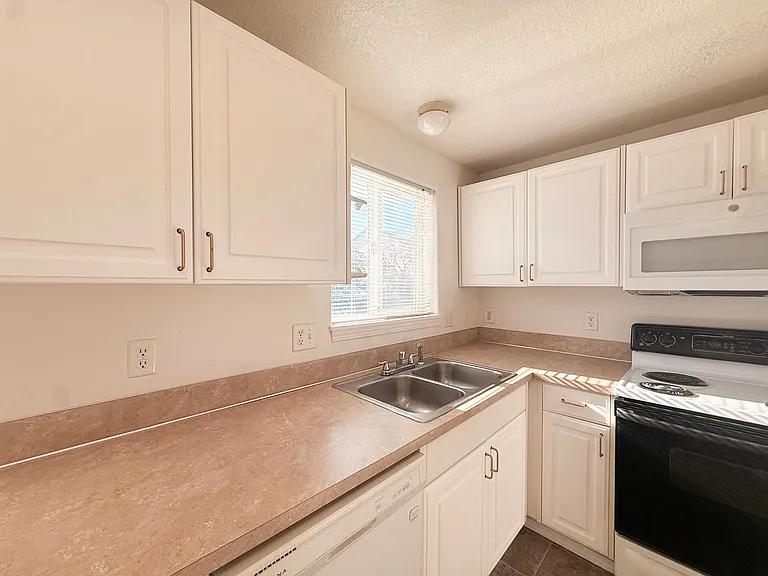 465 E Ellendale Ave — Photo 8