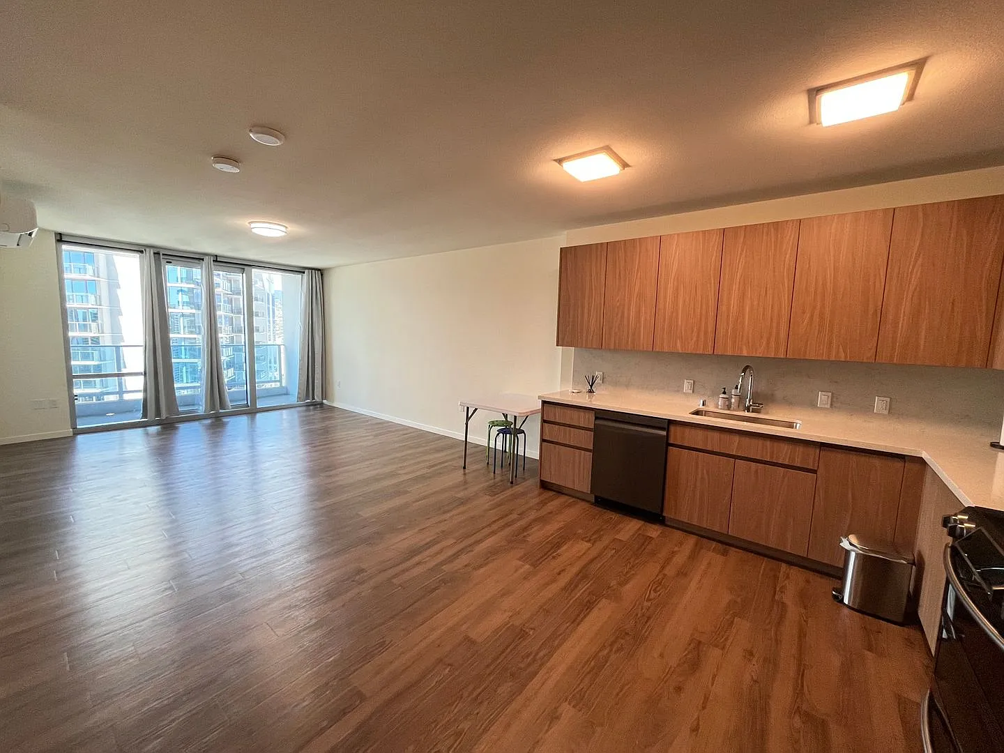 Like New Condition 1 Bedroom 1 Bathroom At Central Ala Moana Available Now! — Photo 3