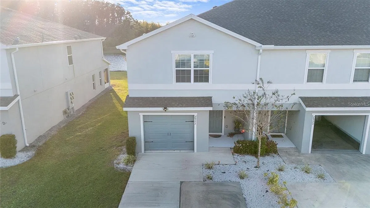 3 bed, 3.0 bath, 1884 sqft, $2,500 — Photo 2