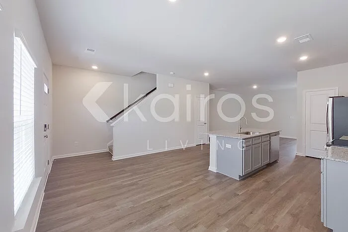 3 bed, 2.5 bath, 1300 sqft, $1,549 — Photo 4