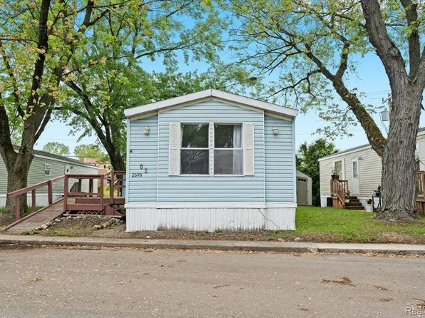 2596 Pleasant St, Brighton, MI 48114