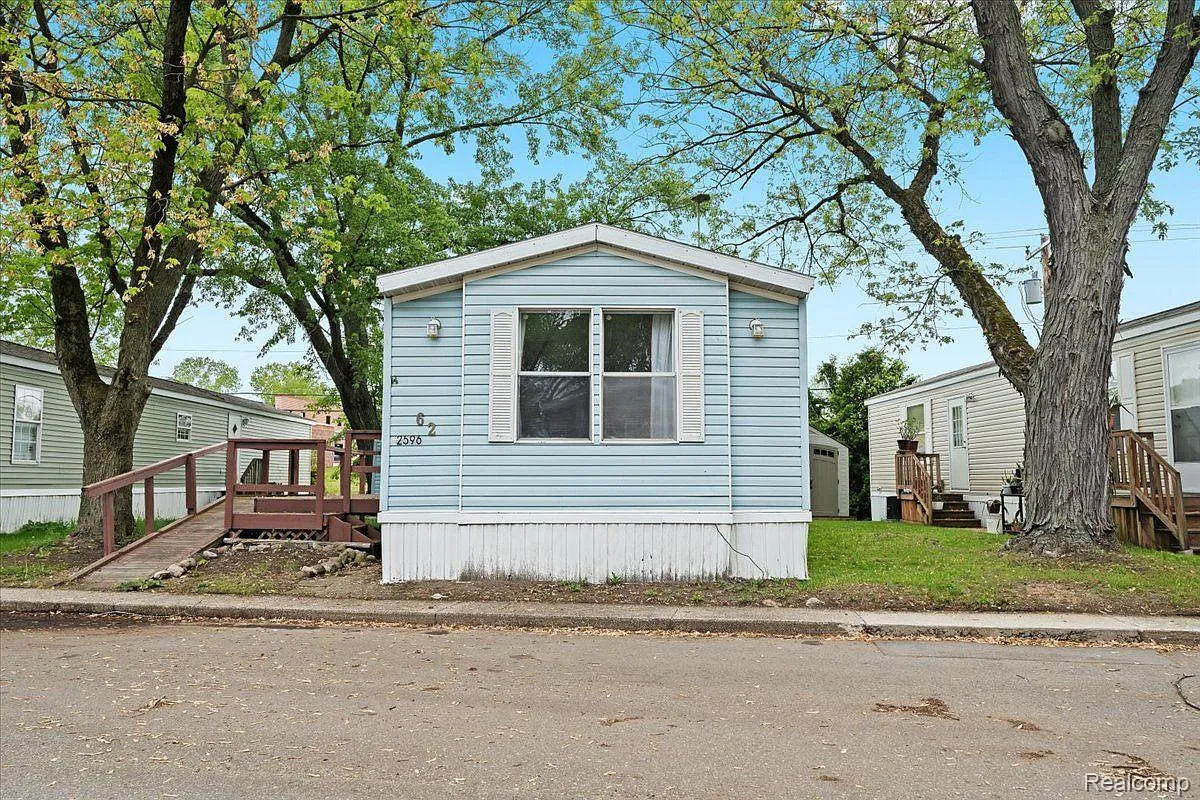 2596 Pleasant St photo 1