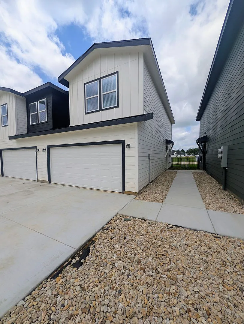 Brand New Duplex in New East Parks Community — Photo 2
