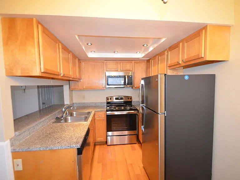 670 Winona Ct #21 — Photo 2
