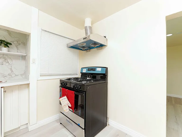 11507Medi — Photo 6