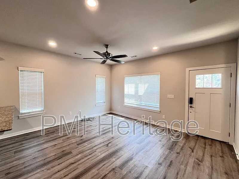 3 bed, 3.5 bath, 1808 sqft, $2,000 — Photo 2