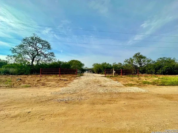 411 County Road 2875, Bigfoot, TX 78005