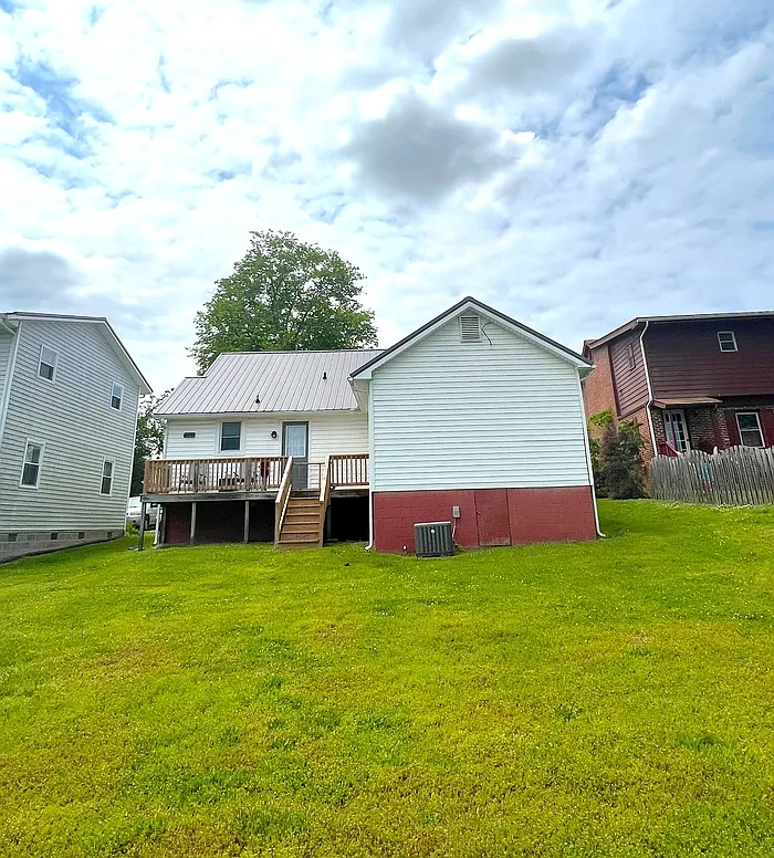 3 bed, 1.0 bath, 1160 sqft, $1,400 — Photo 1