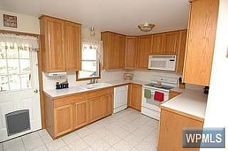 kitchen w/dr to deck