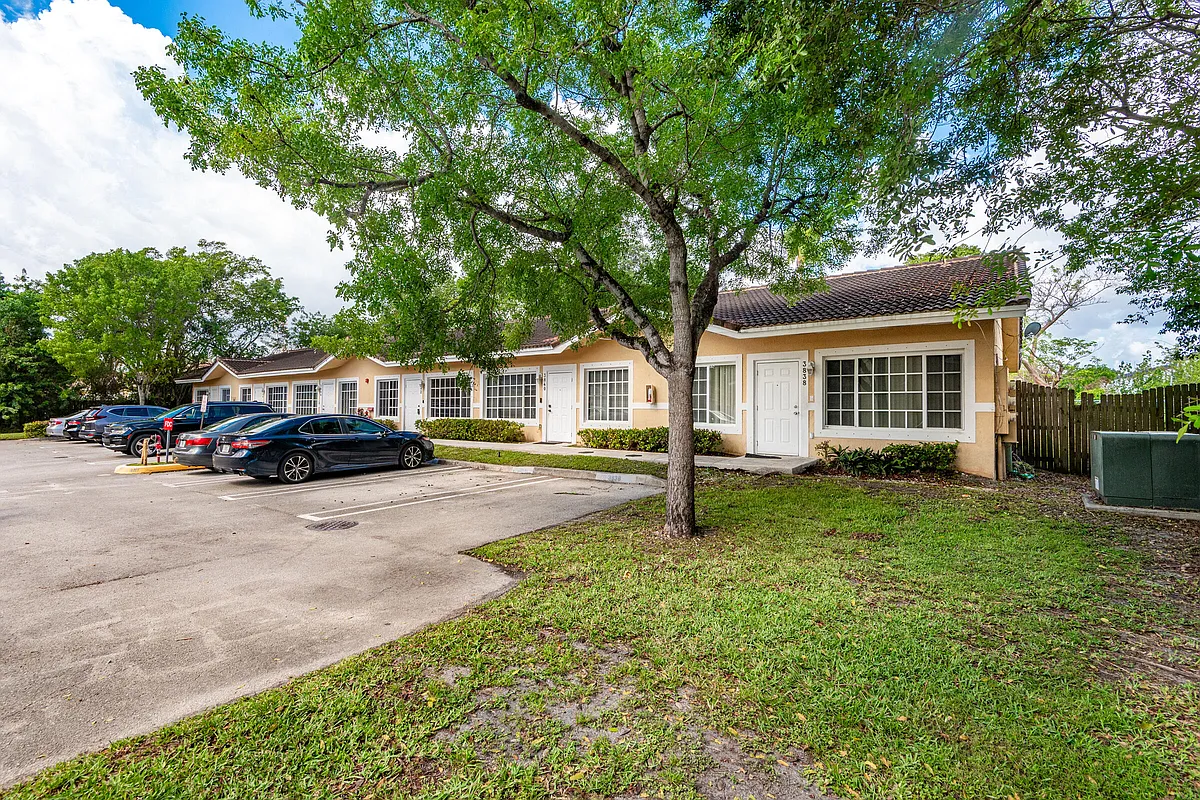 Building Photo - 3838 SW 48th Ave #3838