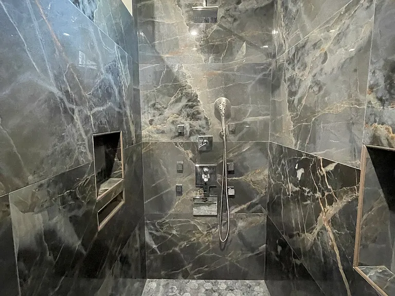 Master/Main Walk In Shower