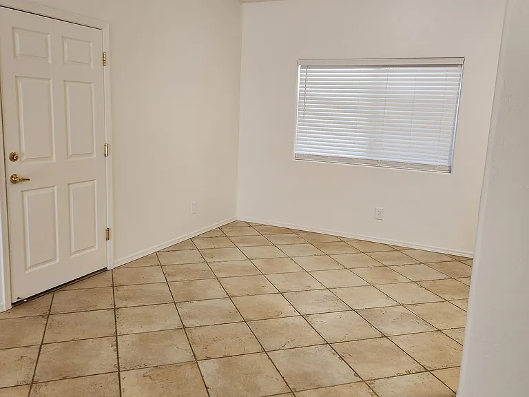 391 S Meadowood Ln — Photo 3