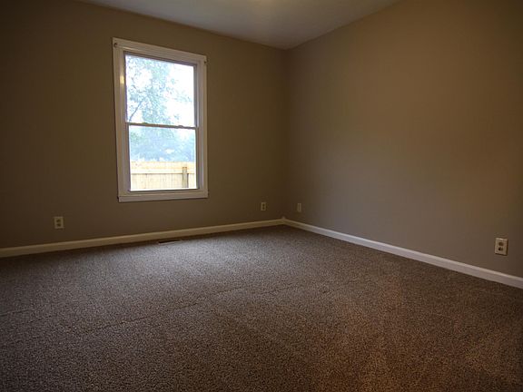 5th image of 300 Buckeye Ln