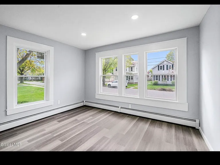 27 W Notre Dame St #1B — Photo 2