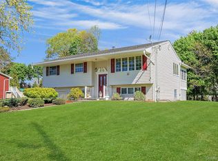 21 Kreuz Dr, West Nyack, NY 10994