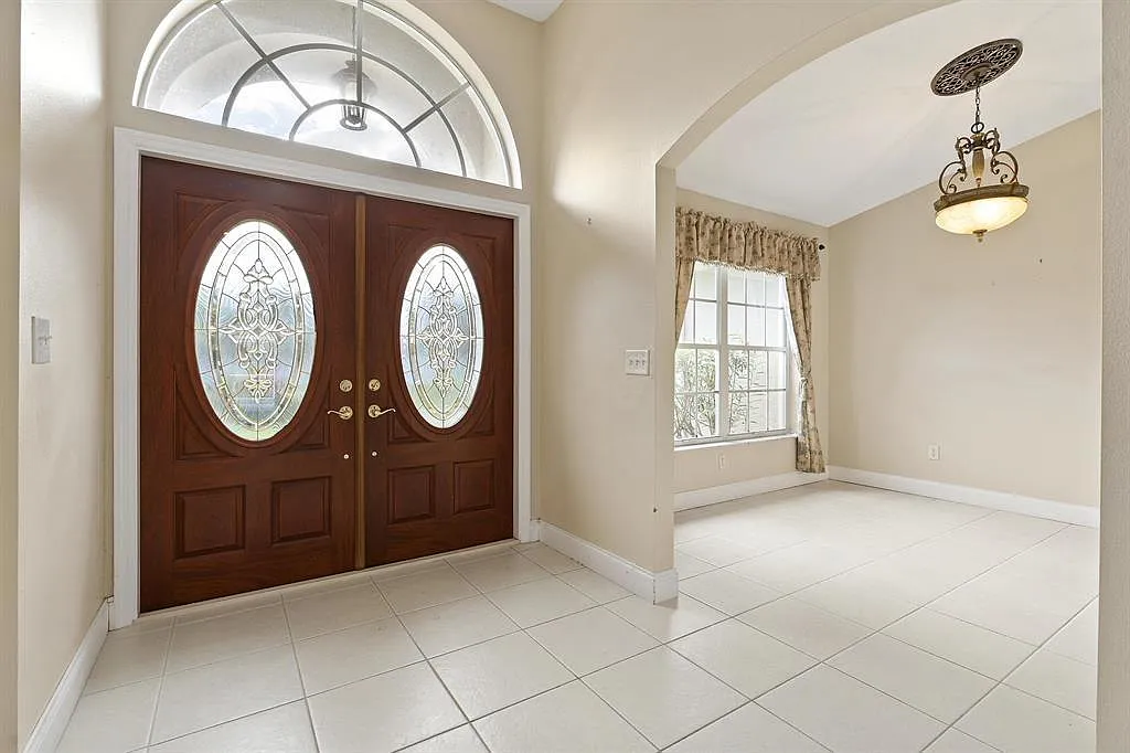 4 bed, 2.0 bath, 2026 sqft, $2,950 — Photo 2