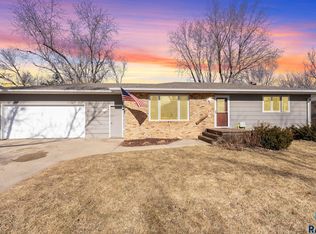 5620 W Pebble Creek Rd, Sioux Falls, SD 57106
