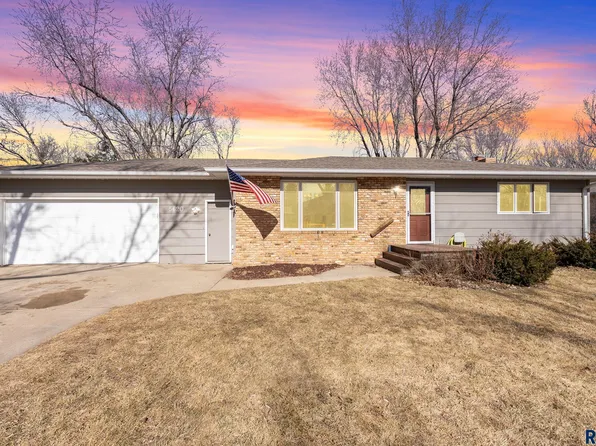 5620 W Pebble Creek Rd, Sioux Falls, SD 57106