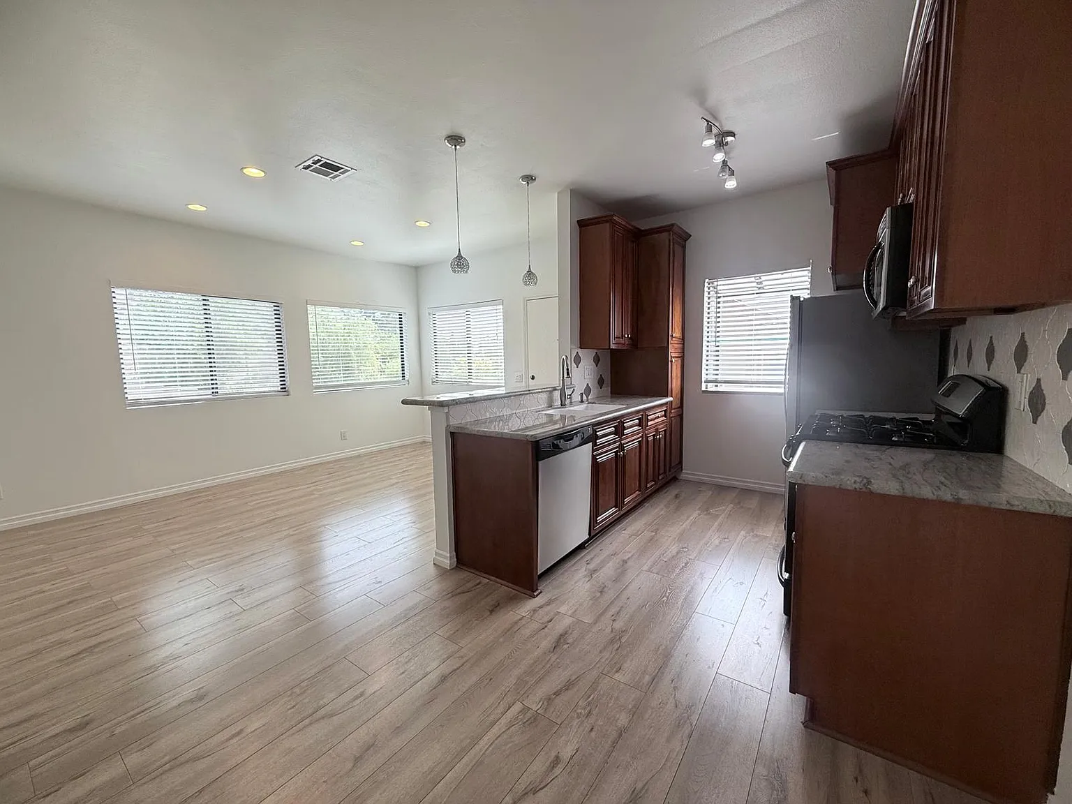 3 bed, 2.5 bath, 1200 sqft, $3,200 — Photo 4