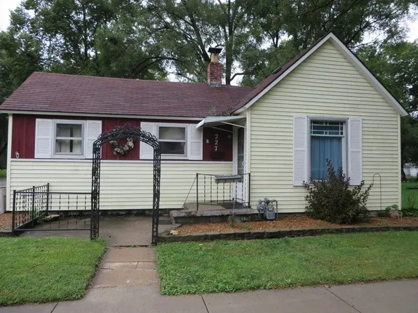 227 S Walnut St, Momence, IL 60954