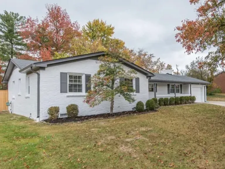 1027 Gainesway Dr — Photo 2