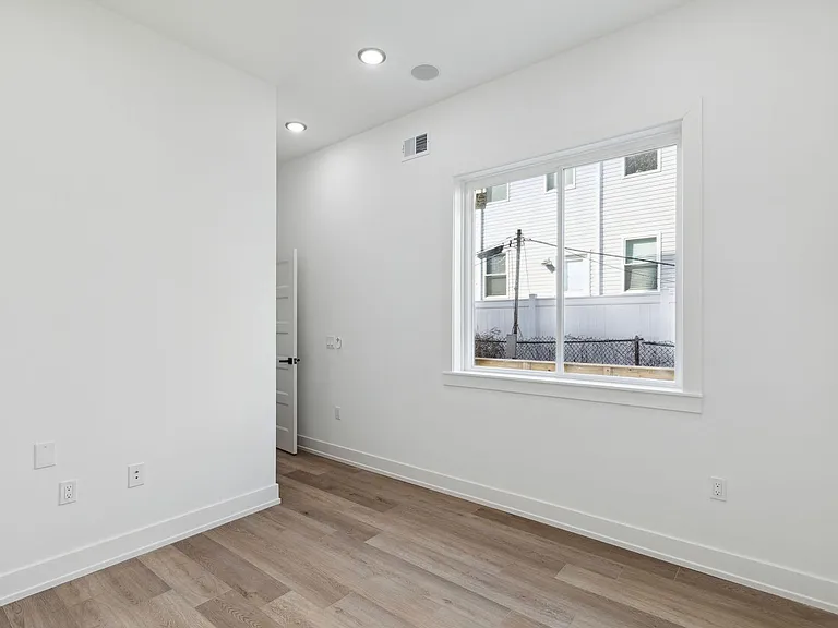 2550 Hope St — Photo 14