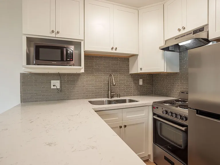 West Knoll Plaza Apartments — Photo 8