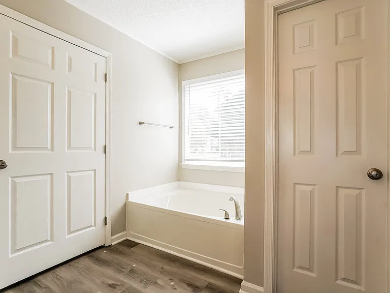 1011 Laurens Way — Photo 14