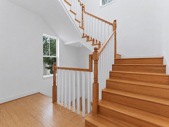 5th image of 1121 Moy St