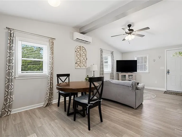 1817 Hardman Ln — Photo 4