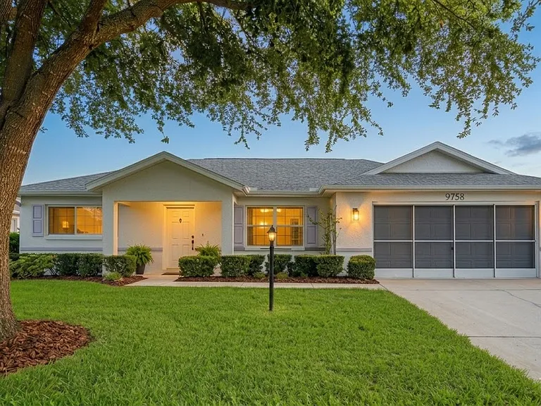 This well-maintained GRANADA II model features 2 bedrooms, 2 bathrooms, and a huge 2-car garage.