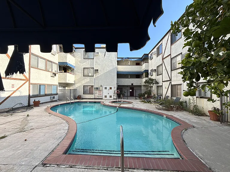 18530 Hatteras St #313 — Photo 19