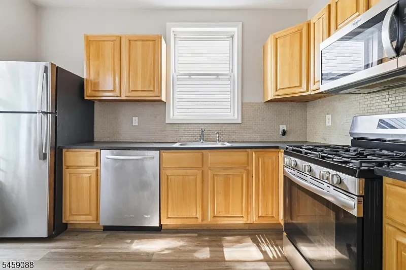 3 bed, 1.0 bath, $2,400 — Photo 2