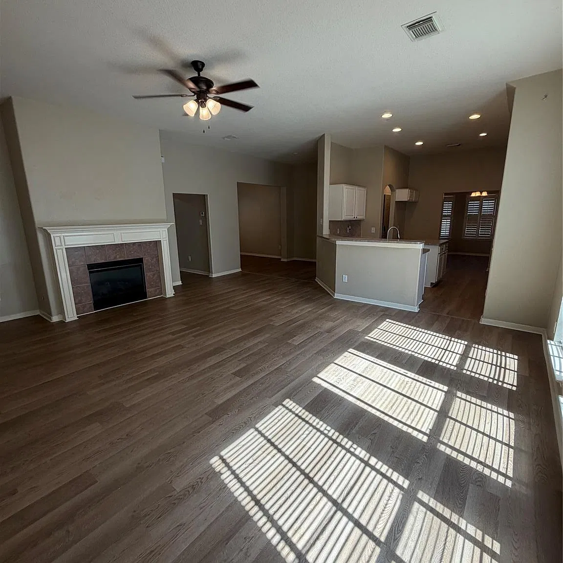 4 bed, 2.0 bath, 2105 sqft, $2,500 — Photo 4