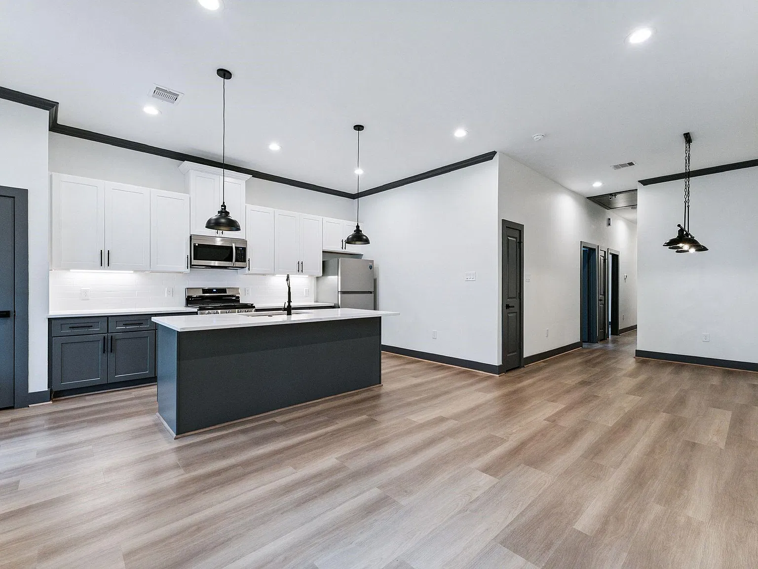 3 bed, 2.0 bath, 1248 sqft, $1,900 — Photo 2