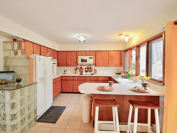 3rd image of 746 Robinhood Dr