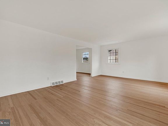 5th image of 658 W Rolling Rd