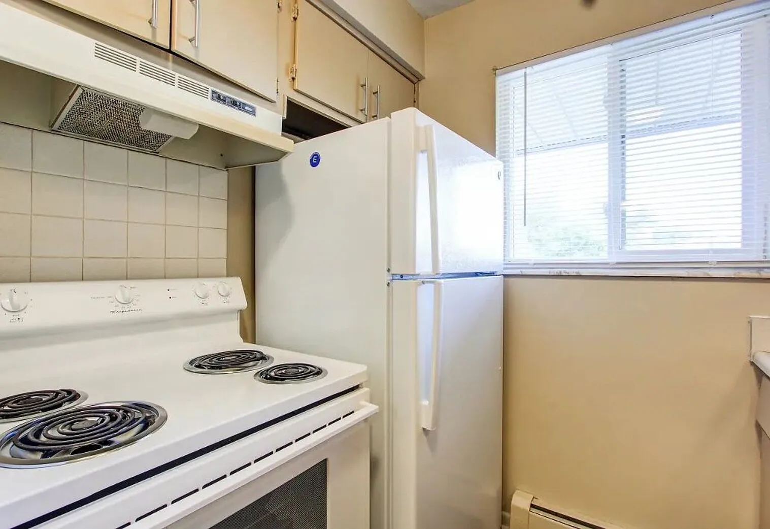 Country Club Apartments — Photo 2