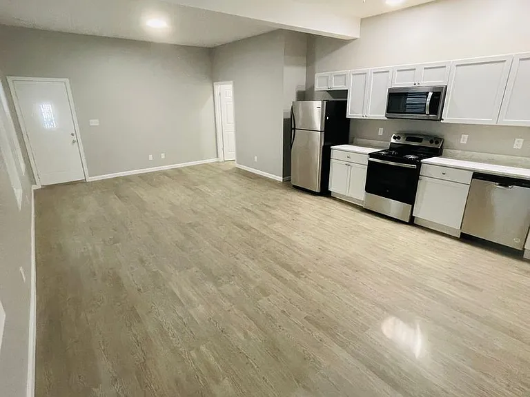 810 Brown St — Photo 4