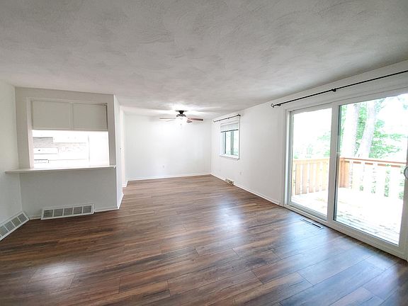 5th image of 1 Black Oak Dr #A