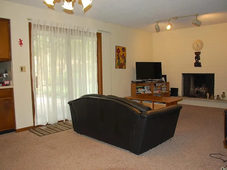 2208 Wyld Dr — Photo 7