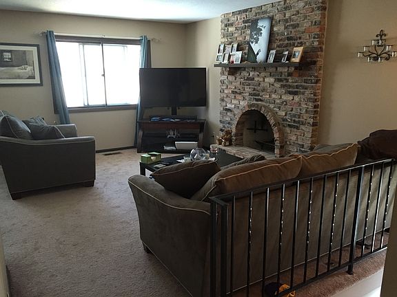 Living room w/fireplace