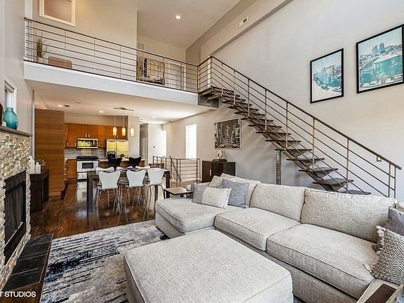 2nd image of 907 N Hermitage Ave #3