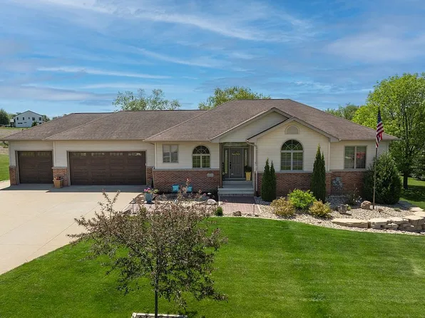 2885 Woodrow Dr NE, Swisher, IA 52338